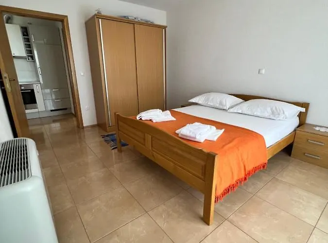 Konukevi Beslic Veliko Brdo (Makarska)